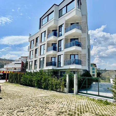 Ivi Ema Апартамент *